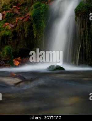 Une petite cascade à l'automne à jena allemagne europe Banque D'Images