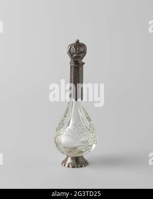 Bouteille de cristal à six côtés avec cadre, pied et capuchon en argent. Bouteille senteur en cristal découpé à six côtés ; ventre plat et col haut, base légèrement voûtée en argent avec bord inférieur du hall et encoches hautes et basses alternées. Le cou a un cadre d'argent avec des motifs géométriques gravés, la casquette est attachée à ceci composé d'un hall d'élévation de feuilles et qui est attribué par un bouton rond. TDC dans Cap. Pays-Bas, env. 1860. Banque D'Images