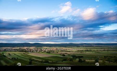 Village de Schützen et Donnerskirchen à Burgenland avec un ciel spectaculaire Banque D'Images