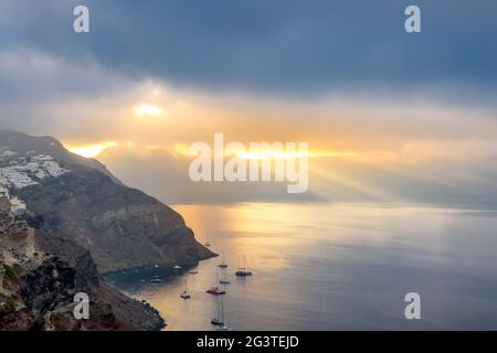 Caldera de Santorin et rayons du soleil à travers les nuages lourds Banque D'Images