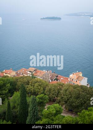 Vue sur Rovinj depuis le clocher jusqu'au port Banque D'Images