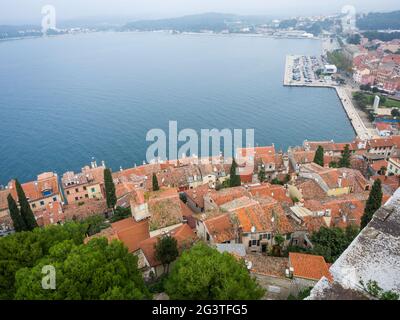 Vue sur Rovinj depuis le clocher jusqu'au port Banque D'Images