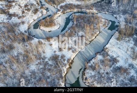 Photo aérienne du fleuve Koen sous la glace et la neige. Magnifique paysage d'hiver. Banque D'Images