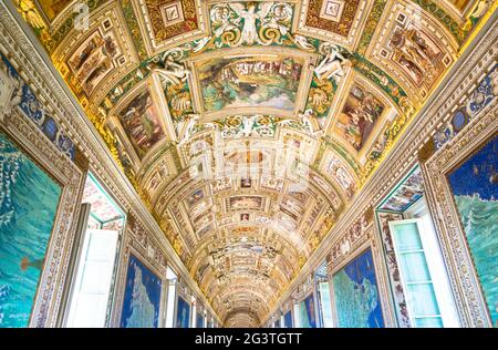 Vue en perspective dans la Galerie des cartes du Musée du Vatican, Cité du Vatican, Rome. Banque D'Images