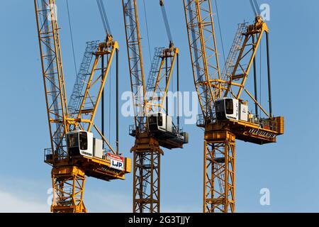 Trois grues Liebherr sur un site de construction à Montréal,Canada Banque D'Images