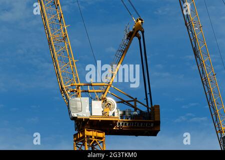 Une grue Liebherr sur un chantier de construction à Montréal, Canada Banque D'Images