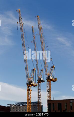 Trois grues Liebherr sur un site de construction à Montréal,Canada Banque D'Images