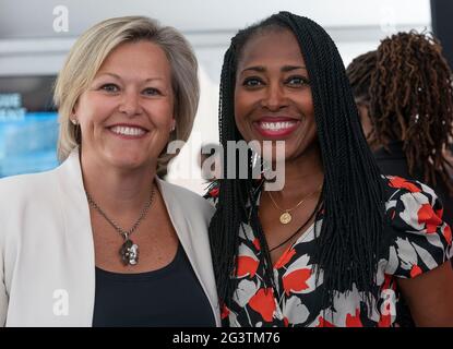 New York, États-Unis. Juin 17 2021 : Christina Hennington, vice-présidente exécutive et directrice de la croissance de Target, et Laysha Ward, vice-présidente exécutive et directrice de l'engagement externe de Target, assistent au lancement de la construction du centre d'autonomisation de la Ligue urbaine nationale à Harlem. Crédit : Pacific Press Media production Corp./Alay Live News Banque D'Images