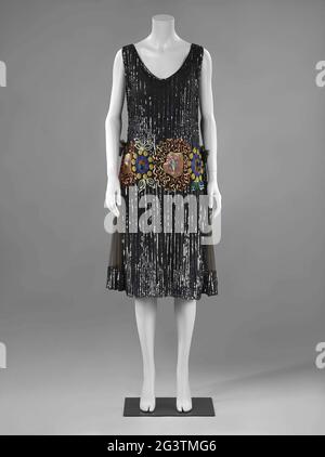Robe de soirée courte ou juke de danse. Robe de soirée longueur genou de tulle noire, décorée de sequins noirs et autour de la hanche avec un large bord de fleurs multicolores, composé de sequins. Art Déco. Modèle sans manches continu avec épaules étroites et ligne de zoom droite, long décolleté rond à partir de l'avant et en U à partir de l'arrière. Taille réduite. Sous la hanche deux tulen ridée roulé avec un pompoentje. Banque D'Images