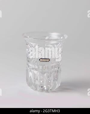 Gobelet avec plaque à incrémentation avec inscription Amitié. Fond plat et corps légèrement fini, entièrement décoré avec des travaux de meulage: L'étoile dans le fond continue dans les nervures sur la partie inférieure, la partie supérieure est coupée en ellipses. À l'avant, une plaque rectangulaire injectée de porcelaine en bleu, blanc et or avec l'inscription Amitié. Banque D'Images