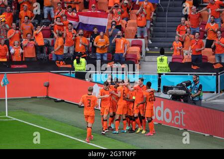 Amsterdam, pays-Bas. 17 juin 2021. Les joueurs des pays-Bas célèbrent un but lors du 2020 match de championnat européen de l'UEFA de groupe C entre les pays-Bas et l'Autriche à Amsterdam, aux pays-Bas, le 17 juin 2021. Credit: Zheng Huansong/Xinhua/Alay Live News Banque D'Images
