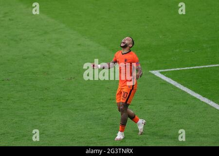 Amsterdam, pays-Bas. 17 juin 2021. Memphis Depay, des pays-Bas, célèbre son but lors du match de championnat de l'UEFA Euro 2020 du Groupe C entre les pays-Bas et l'Autriche à Amsterdam, aux pays-Bas, le 17 juin 2021. Credit: Zheng Huansong/Xinhua/Alay Live News Banque D'Images