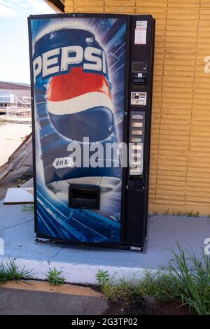 Clinton, Oklahoma - le 6 mai 2021 : une vieille machine à soda Pepsi abandonnée se trouve à l'extérieur du motel abandonné de Glancy Banque D'Images