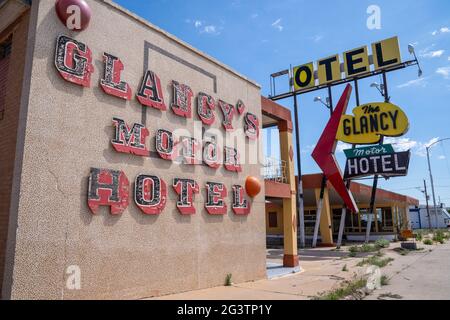 Clinton, Oklahoma - le 6 mai 2021 : le panneau de Glancy Motel, maintenant abandonné, le long de la route historique américaine 66 Banque D'Images