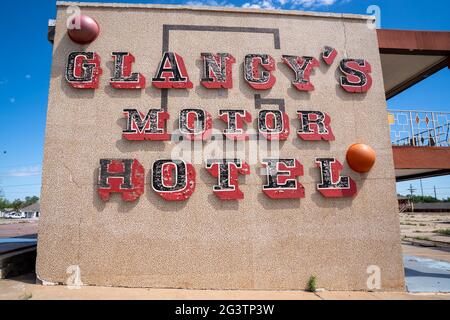 Clinton, Oklahoma - le 6 mai 2021 : le panneau de Glancy Motel, maintenant abandonné, le long de la route historique américaine 66 Banque D'Images