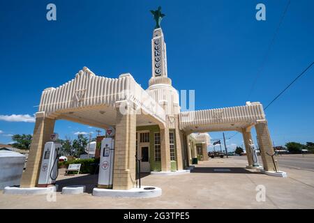 Shamrock, Texas - 6 mai 2021 : la station-service classique Conoco Tower et U-Drop Inn le long de la route historique 66 Banque D'Images