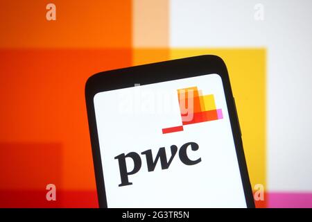 Dans cette illustration, le logo PricewaterhouseCoopers (PwC) apparaît sur l'écran d'un smartphone. Banque D'Images