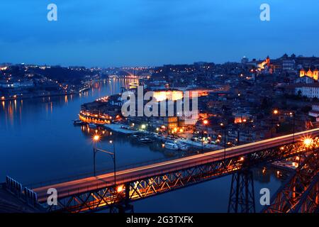 Porto et le Douro dans la lumière du soir Banque D'Images