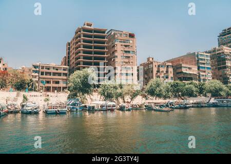 Vue sur le Caire moderne depuis le Nil. Gratte-ciels sur les rives du Nil. Banque D'Images