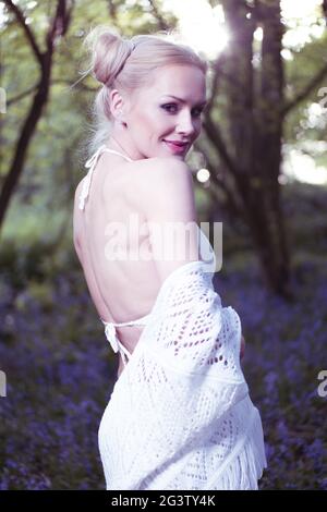 Portrait artistique d'une fille dans une forêt de bluebell Banque D'Images