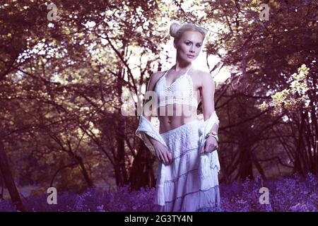 Portrait artistique d'une fille dans une forêt de bluebell Banque D'Images