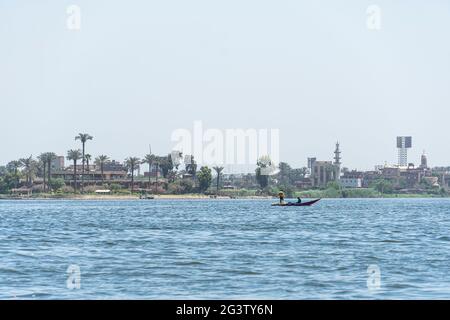 Maisons sur les rives du Nil. Le Caire Égypte. Vue de la rivière. Banque D'Images