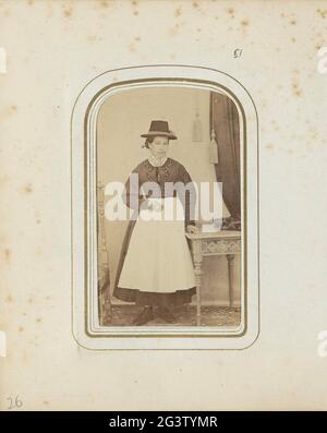 Femme en costume allemand, probablement bavaroise. Partie de l'album photo d'un voyage à travers la Suisse, l'Autriche et l'Allemagne par la famille néerlandaise Derkinderen. Banque D'Images