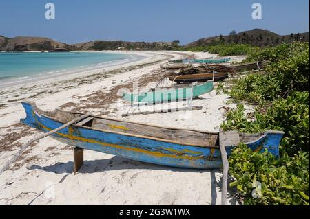 09.09.2011, Lombok, West Nusa Tenggara, Indonésie, Asie - bateaux de pêche traditionnels en bois sur la rive de la plage de sable blanc immaculé de Tanjung aan. Banque D'Images