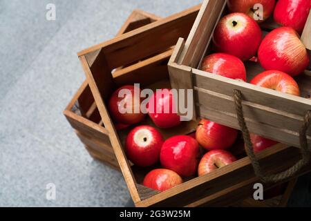 Caisse en bois pleine de pommes rouges fraîches Banque D'Images