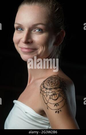 Femme avec tatouage au henné sur son épaule Banque D'Images