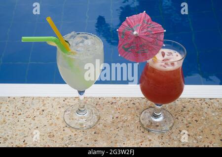 Cocktail au bord de la piscine extérieure Banque D'Images