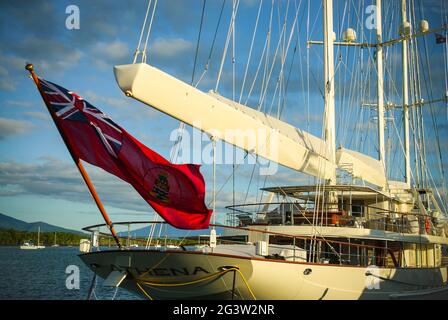 Le 4e plus grand yacht de luxe au monde Athena ancré à Cairns, Queensland, Australie Banque D'Images