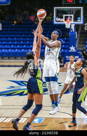 Arlington, Texas, États-Unis. 17 juin 2021. Minnesota Lynx centre Sylvia Fowles (34) en action pendant le match entre le Minnesota Lynx et les Dallas Wings à l'arène College Park Center à Arlington, Texas. Crédit : Dan Wozniak/ZUMA Wire/Alay Live News Banque D'Images