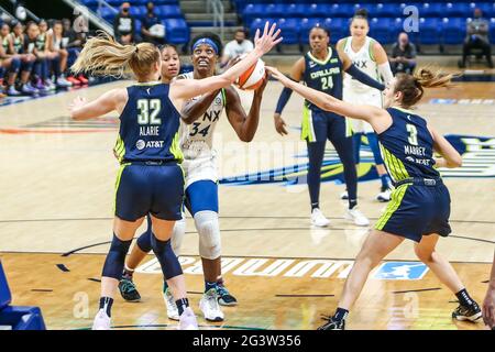 Arlington, Texas, États-Unis. 17 juin 2021. Dallas Wings Center/Forward Bella Alarie (32) et Minnesota Lynx Center Sylvia Fowles (34) en action pendant le match entre le Minnesota Lynx et les Dallas Wings à l'arène College Park Center à Arlington, Texas. Crédit : Dan Wozniak/ZUMA Wire/Alay Live News Banque D'Images