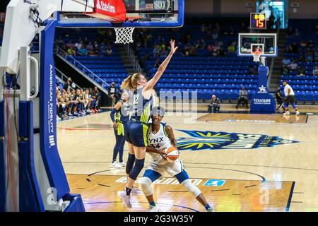 Arlington, Texas, États-Unis. 17 juin 2021. Dallas Wings Center/Forward Bella Alarie (32) et Minnesota Lynx Center Sylvia Fowles (34) en action pendant le match entre le Minnesota Lynx et les Dallas Wings à l'arène College Park Center à Arlington, Texas. Crédit : Dan Wozniak/ZUMA Wire/Alay Live News Banque D'Images