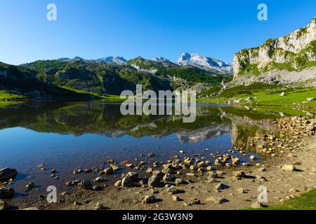 Paysage d'été des lacs des Highlands de Covadonga Banque D'Images