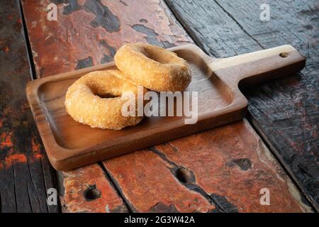 Dessert turc traditionnel sur une table de cuisine rustique en bois Banque D'Images