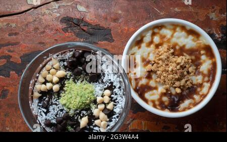 Mousse au chocolat turc et riz au noyer isolé sur une table rustique en bois Banque D'Images