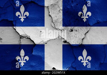 Drapeau du Québec peint sur un mur fissuré Banque D'Images