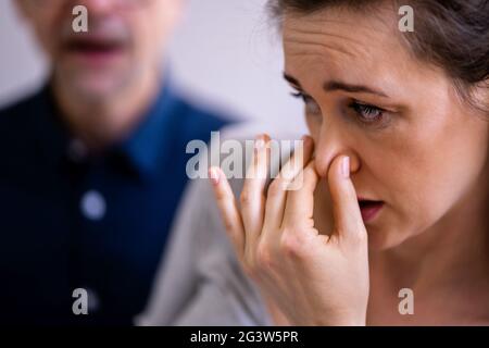 Homme mauvaise haleine et odeur Banque D'Images