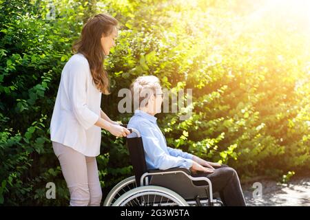 Soins aux patients âgés âgés à l'extérieur. Homme plus âgé en fauteuil roulant Banque D'Images