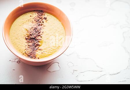 Soupe de potiron aux épices pour une alimentation saine, service de livraison de nourriture et commande en ligne Banque D'Images