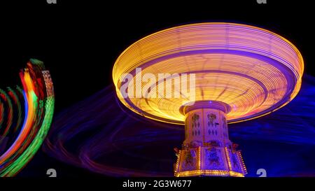 Carrousel à chaînes le soir à la foire Banque D'Images