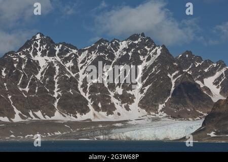 Le littoral et les montagnes du Liefdefjord dans les îles Svalbard (Spitzbergen) dans le haut-Arctique Banque D'Images
