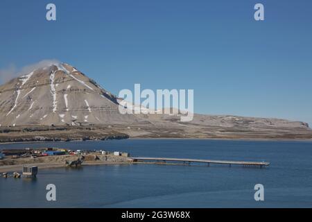 La petite ville de NY Alesund à Svalbard, un archipel norvégien entre la Norvège et le pôle Nord. Banque D'Images