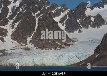 Le littoral et les montagnes du Liefdefjord dans les îles Svalbard (Spitzbergen) dans le haut-Arctique Banque D'Images
