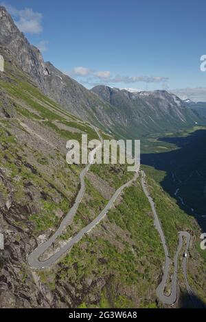 Vue sur Trollstigen ou Trolls Path qui est une route de montagne en serpentin en Norvège Banque D'Images