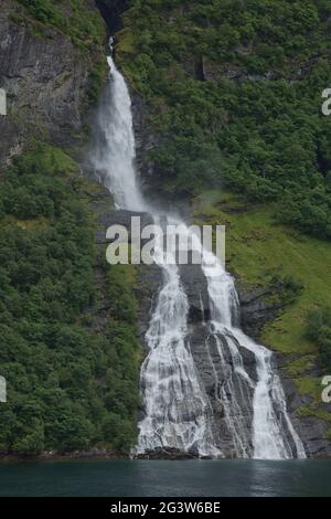 La cascade des sept sœurs sur Geirangerfjord, situé près de la Norvège, du village de Geiranger Banque D'Images