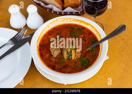Soupe kharcho traditionnelle géorgienne Banque D'Images