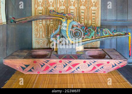 Hornbill sculptant dans une maison IBAN à Sarawak sur Bornéo Banque D'Images